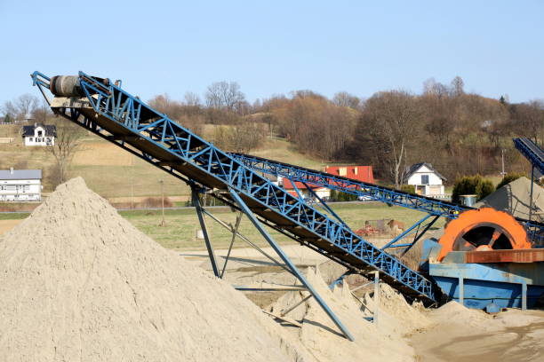 Elements of equipment for the extraction and sorting of rubble. Production of construction materials. Metal construction for working with stone and rocks. Slag of gravel under the conveyor belt